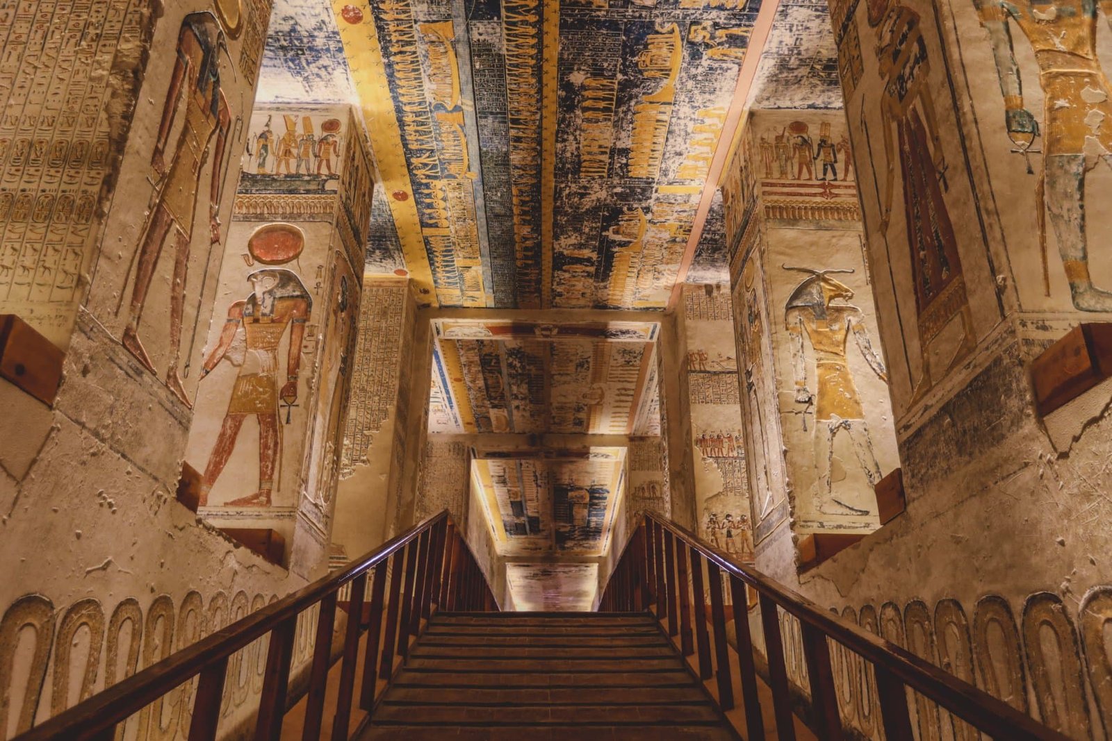 How to organize a tour of the Valley of the Kings?