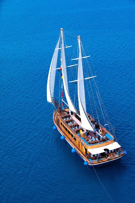 PIRATES SAILING BOAT