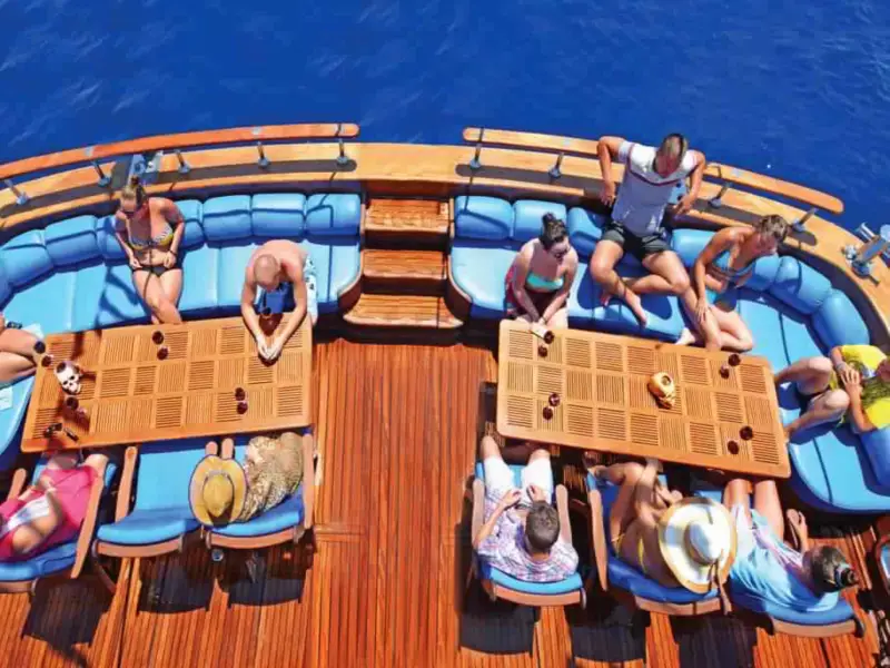 PIRATES SAILING BOAT