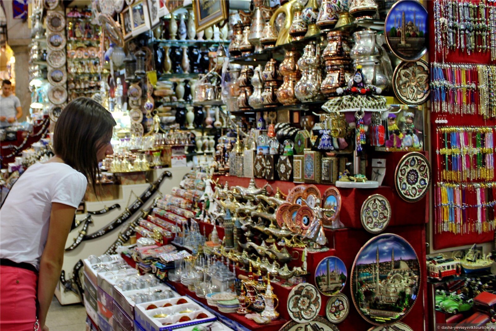 <p>How can a tourist bargain when buying souvenirs in Egypt?</p>