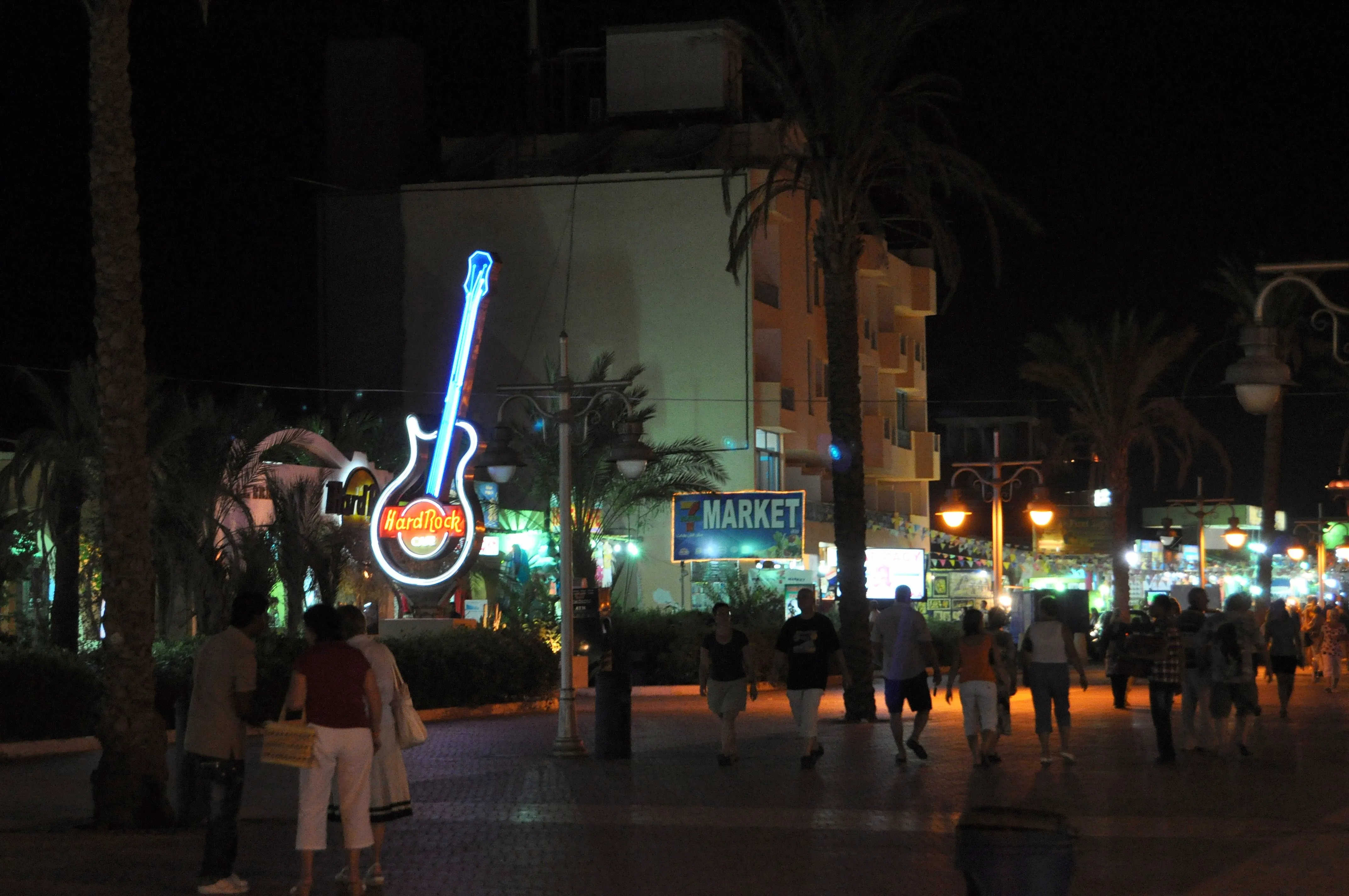<p><strong>How late can a tourist safely stay out of their hotel at night in Hurghada?</strong></p>