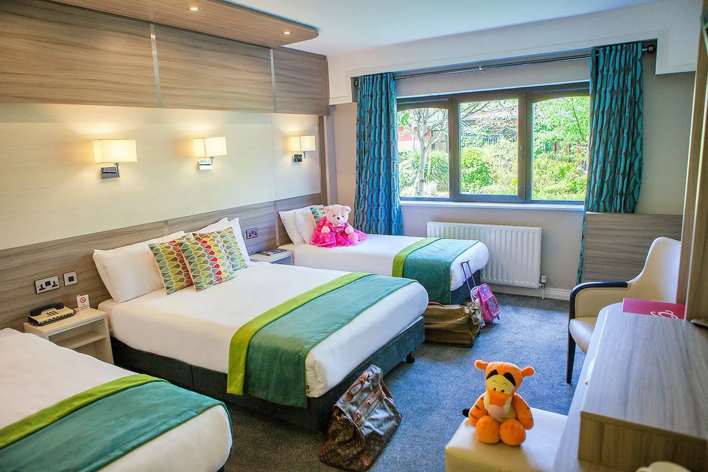 <p><strong><em>What safety factors should tourists always follow when staying in a hotel room?</em></strong></p>