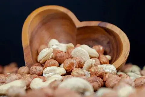 HAZELNUTS - Image 3